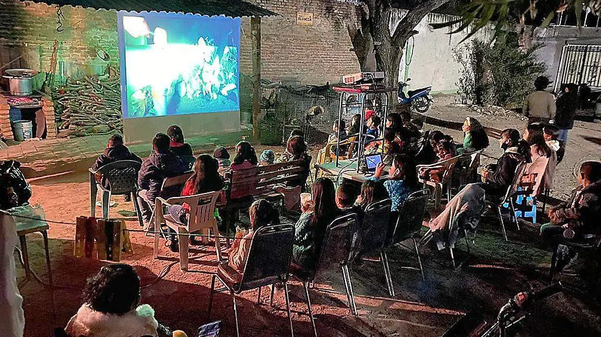 Niños en función de cine al aire libre